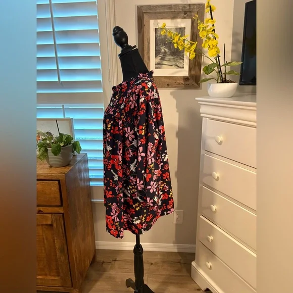 BLOOMCHIC
Sweet Floral Blouse, Navy 22-24 - Picture 4 of 10